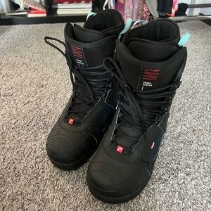 Women’s snowboarding boots